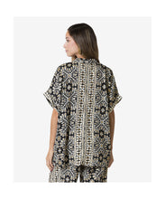 Cargar imagen en el visor de la galería, CAMISA MANGA CORTA OVERSIZED BLACK ARABESQUE