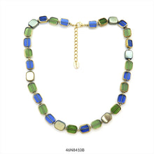 Cargar imagen en el visor de la galería, COLLAR CORTO , GARGANTILLA PIEZAS DE CRISTAL CUADRADAS
