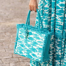 Cargar imagen en el visor de la galería, BOLSO PLAYA ESTAMPADO PECES
