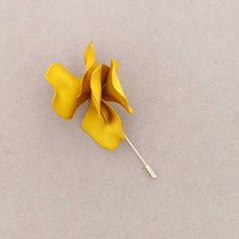 Cargar imagen en el visor de la galería, BROCHE PINCHO PÉTALOS MATE GRANDES
