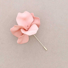 Cargar imagen en el visor de la galería, BROCHE PINCHO PÉTALOS MATE GRANDES
