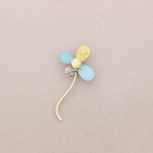 Cargar imagen en el visor de la galería, BROCHE ALFILER  FLOR METAL RESINA
