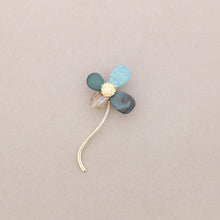 Cargar imagen en el visor de la galería, BROCHE ALFILER  FLOR METAL RESINA
