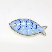 Cargar imagen en el visor de la galería, BROCHE PEZ RESINA
