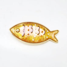 Cargar imagen en el visor de la galería, BROCHE PEZ RESINA
