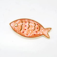 Cargar imagen en el visor de la galería, BROCHE PEZ RESINA
