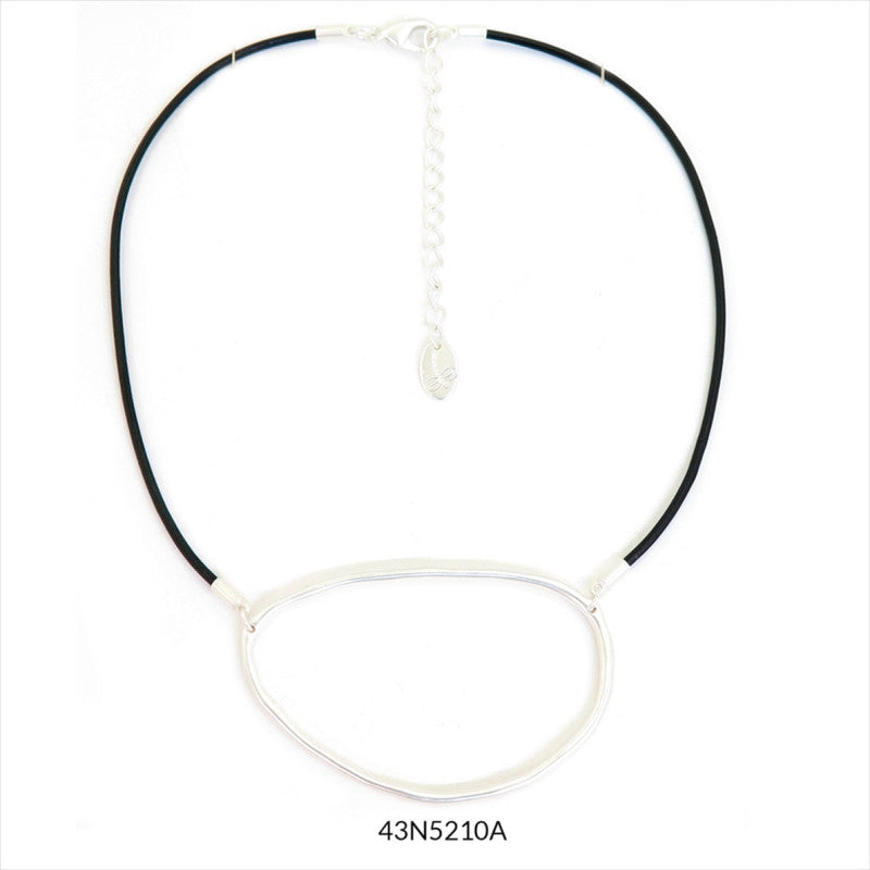 COLLAR CORTO CUERO PIEZA METAL