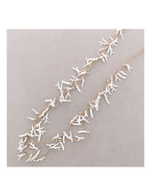 Cargar imagen en el visor de la galería, COLLAR LARGO TRIPLE CUENTAS CORAL RESINA
