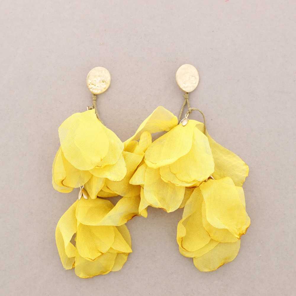 PENDIENTES MEDALLITA METAL FLORES TELA