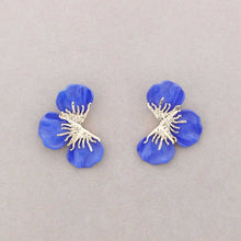 Cargar imagen en el visor de la galería, PENDIENTE  FLOR RESINA METAL
