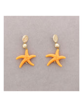 Cargar imagen en el visor de la galería, PENDIENTES COLGANTE ESTRELLA DE MAR RESINA
