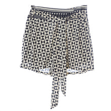 Cargar imagen en el visor de la galería, PANTALÓN CORTO ESTAMPADO CINTURÓN. SHORT
