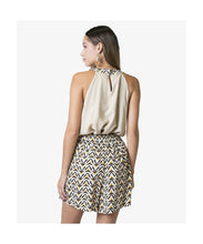 Cargar imagen en el visor de la galería, SHORT PANTALÓN CORTO ESTAMPADO EN V
