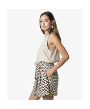 Cargar imagen en el visor de la galería, SHORT PANTALÓN CORTO ESTAMPADO EN V

