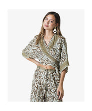 Cargar imagen en el visor de la galería, TOP CRUZADO ESTAMPADO JAZMIN DE AGUA
