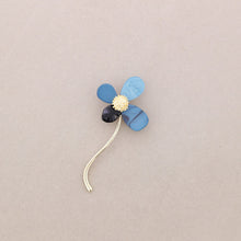 Cargar imagen en el visor de la galería, BROCHE ALFILER  FLOR METAL RESINA
