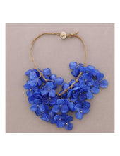 Cargar imagen en el visor de la galería, COLLAR CORTO GARGANTILLA  FLORES TRANSPARENTES
