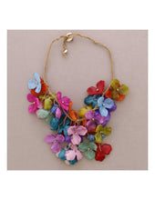 Cargar imagen en el visor de la galería, COLLAR CORTO GARGANTILLA  FLORES TRANSPARENTES
