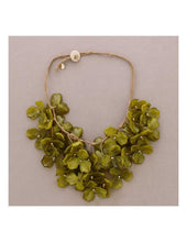 Cargar imagen en el visor de la galería, COLLAR CORTO GARGANTILLA  FLORES TRANSPARENTES
