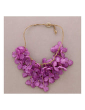 Cargar imagen en el visor de la galería, COLLAR CORTO GARGANTILLA  FLORES TRANSPARENTES
