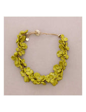 Cargar imagen en el visor de la galería, COLLAR CORTO FLORES RESINA
