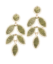 Cargar imagen en el visor de la galería, PENDIENTE LARGO HOJAS RAFIA
