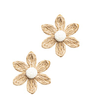 Cargar imagen en el visor de la galería, PENDIENTE MEDIO MARGARITA RAFIA
