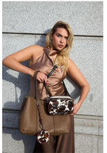 Cargar imagen en el visor de la galería, BOLSO BANDOLERA COMBINADO ANIMAL PRINT VACA
