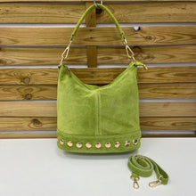 Cargar imagen en el visor de la galería, BOLSO PIEL CUBO TACHUELAS
