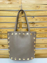 Cargar imagen en el visor de la galería, BOLSO SHOPPING PIEL CONTORNO TACHUELAS
