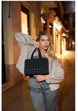 Cargar imagen en el visor de la galería, BOLSO CUADRADITOS TACHUELAS
