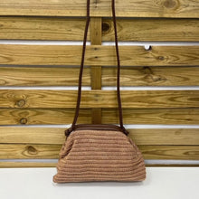 Cargar imagen en el visor de la galería, BOLSO BANDOLERA RAFIA BOQUILLA CONTRASTE
