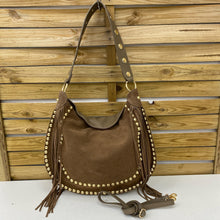 Cargar imagen en el visor de la galería, BOLSO PIEL TACHUELAS Y FLECOS
