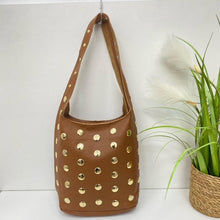 Cargar imagen en el visor de la galería, BOLSO PIEL SHOPPING TACHUELAS
