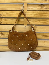 Cargar imagen en el visor de la galería, BOLSO PIEL BANDOLERA TACHUELAS
