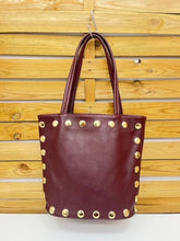 Cargar imagen en el visor de la galería, BOLSO SHOPPING PIEL CONTORNO TACHUELAS
